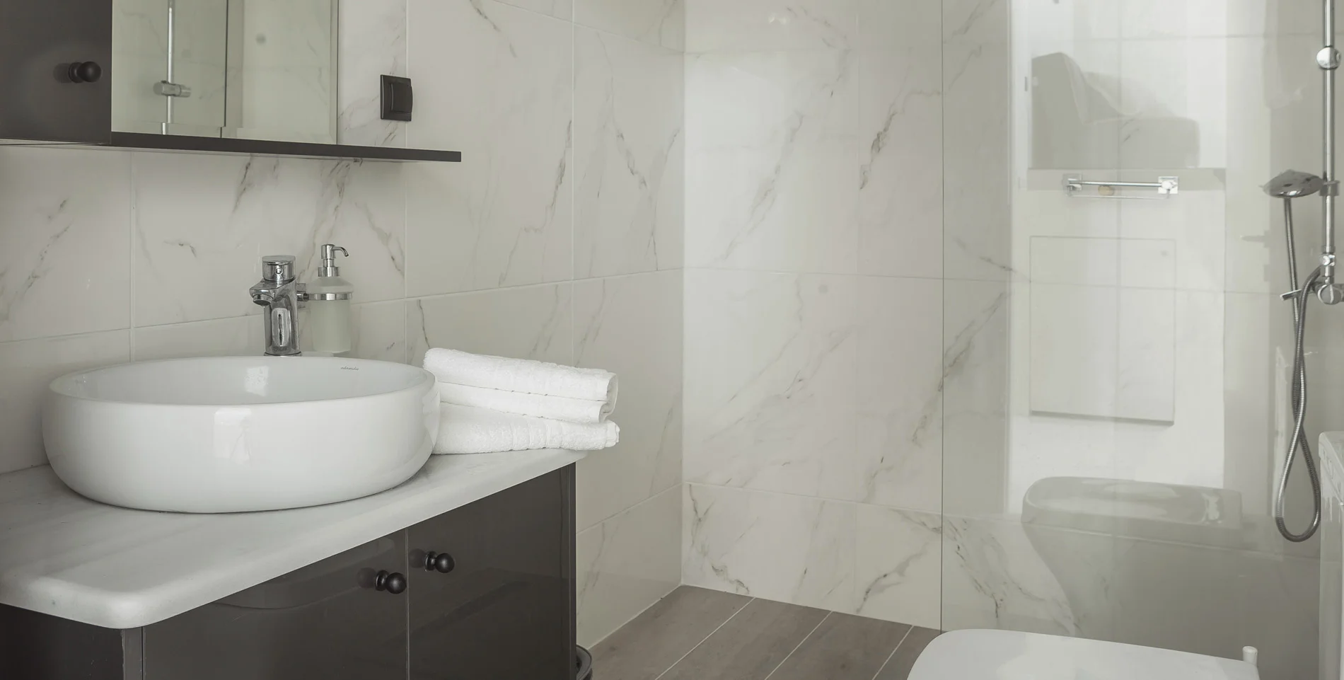 Modern bathrooms with quality finishes in villa Argostoli